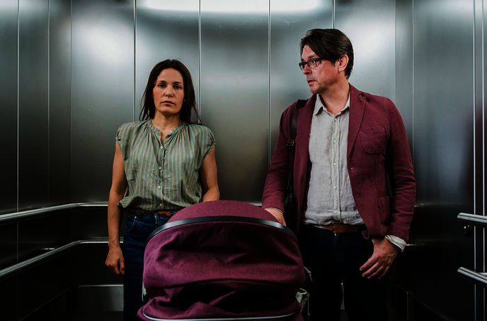 Trotz der Freude dar&uuml;ber, Isalie wieder zu haben, herrscht zwischen dem Paar eine angespannte Stimmung. Katrin Wiedemann (Nicolette Krebitz), Philipp Esch (Hary Prinz). Bild: Sender / MDR / Ariane Krampe-Filmproduktion / Steffen Junghans 