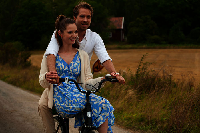 Bei ihrem Job als Kunsth&auml;ndlerin trifft Helen (Nathalie Thiede) auf den jungen Braumeister Robert (Christian Wunderlich). Nach einigen Anlaufschwierigkeiten beginnen die beiden sich anzun&auml;hern. Bild: Sender / ZDF / Britta Krehl