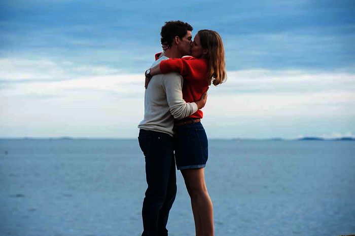 Ellen (Isabell Polak) hat ihre Jugendliebe Lennard (Martin Bretschneider) Jahre nicht gesehen. Schnell stellt sich heraus, zwischen beiden sind die alten Gef&uuml;hle nie verebbt. Doch nun ist er mit Ellens Schwester Bibi verlobt. Bild: Sender