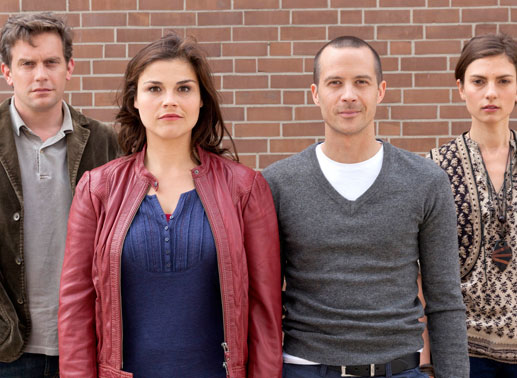 Jan (Barnaby Metschurat und Katja (Katharina Wackernagel) haben sich scheiden lassen. Erst lässt er sich auf die Kellnerin Aimee (Laura de Boer) ein, dann beginnt sie eine Beziehung mit dem Kollegen Bernhard (Sebastian Bezzel). Irgendwie kommen beide nicht wirklich voneinander los. Bild: Sender
