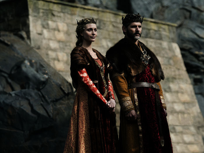 Poppy Delevingne (Igraine), Eric Bana (Uther Pendragon). Bild: Sender/Warner