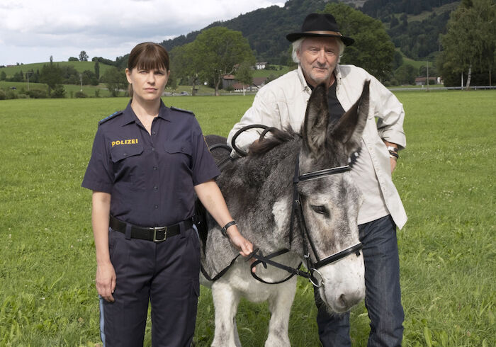 Mein Vater, der Esel und ich: Tinka (Isabell Polak) bekommt überraschenden Besuch von Hartmut „Bonanza“ Zeller (Günther Maria Halmer). Bild: Sender / ARD Degeto / Kerstin Stelter