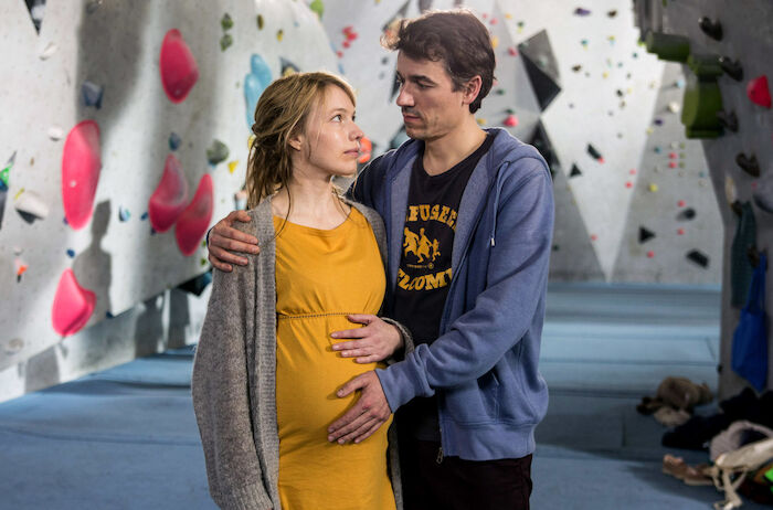 N&ouml;: Auf einem Kindergeburtstag nutzen Dina (Anna Br&uuml;ggemann) und Michael (Alexander Khuon) eine ruhige Minute, um &uuml;ber die Zukunft ihrer Beziehung zu sprechen. Bild: Sender / FlareFilm / AlexSass