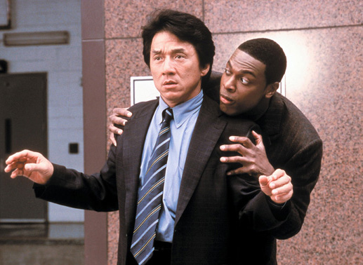 Als in der amerikanischen Botschaft in Hongkong eine Bombe explodiert und zwei Zollfahnder t&ouml;tet, ist der Urlaub von Inspektor Lee (Jackie Chan, l.) und seinem Freund und Kollegen James Carter (Chris Tucker) zu Ende. Bild: Sender