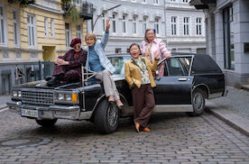 Wir vier und der Enkeltrick: Gut gelaunt und mit einer Mission: Katharina Thalbach, Uschi Glas, Soogi Kang und Ursula Werner,  ein unerschrockenes Quartett von Freundinnen, die eine Bande von Betr&uuml;gern aus dem Verkehr ziehen wollen. Bild: Sender / SWR / w&uuml;ste medien / Manju Sawhney, 