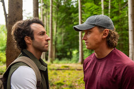 Baumgefl&uuml;ster: Forstwirt Yascha (Linus Sch&uuml;tz) und Fotograf Mats (Aaron Friesz) verbindet viel, aber sie m&uuml;ssen um ihre Liebe k&auml;mpfen. Bild: Sender / ZDF / Susanne Bernhard. 