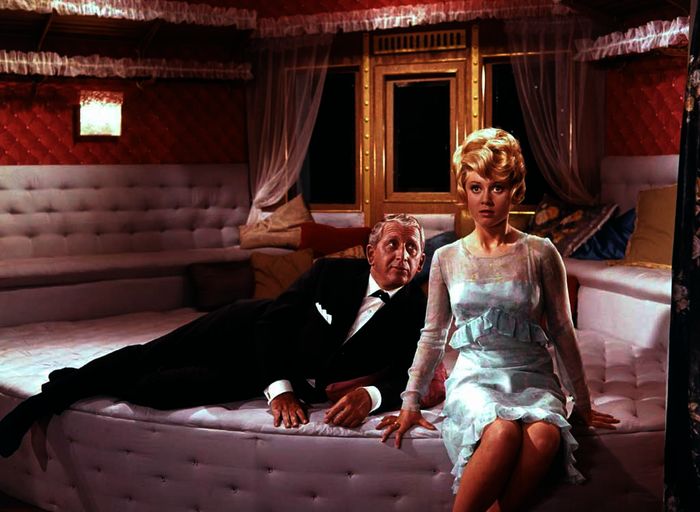 Der Lebemann Stefan Vogt (Gunther Philipp) l&auml;sst nichts aus, um die h&uuml;bsche junge Frau Lilian (Gitte Haenning) zu verführen. Bild: Sender/MDR/Kineos