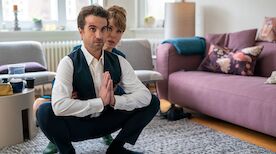 Rosen und Reis: S&ouml;ren (Oliver Wnuk) und Maike (Anneke Kim Sarnau) geben alles, um Inka aus der Patsche zu helfen. Bild: Sender / NDR / Boris Laewen