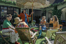 Zuagroast &ndash; ein Gartenkrimi: Johanna (Eva Maria Marold) und der Club der gr&uuml;nen Daumen. Bild: Sender / ServusTV / Stefanie Leo