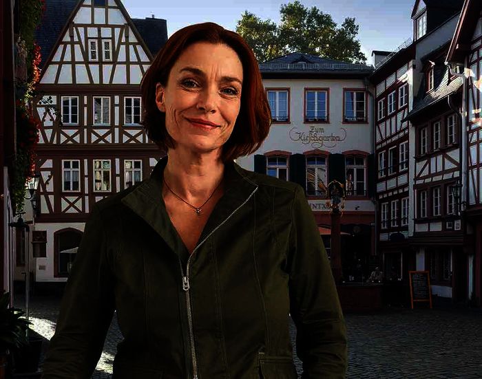 Billy Kuckuck, gespielt von Aglaia Szyszkowitz, ist Mainzer Gerichtsvollzieherin mit Herz und Durchsetzungsverm&ouml;gen. Bild: Sender / SWR / Degeto / Kai Schulz