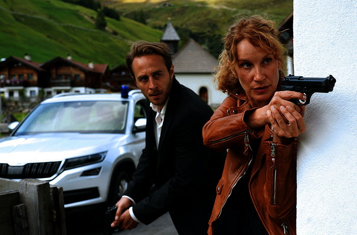 Sonja Schwarz (Chiara Schoras) und ihr Kollege Jonas Kirschbaumer (Gabriel Raab). Bild: Sender / ARD Degeto / Hans-Joachim Pfeiffer