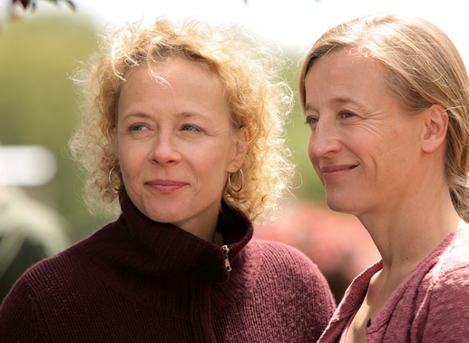 Anna (Katja Riemann, li.) und Sandrine (Aurélia Petit), die Ärztin des Ortes, sind gut befreundet. Bild: Sender / David Koskas