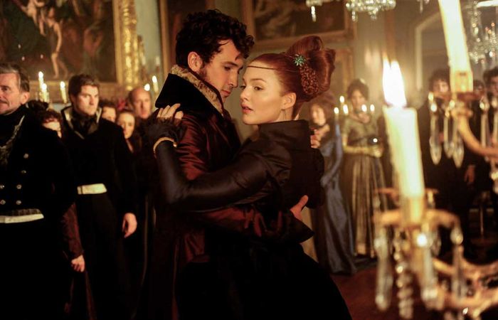 Ben Lloyd-Hughes (Bentley Drummle), Holliday Grainger (Estella). Bild: Sender / Telepool / Johan Persson
