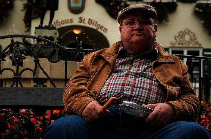 Die Bockwurst immer dabei: Das Berliner Original Kr&uuml;ger (Horst Krause) im österreichischen Urlaubsparadies. Bild: Sender / ARD Degeto / Conny Klein