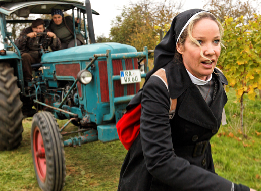 Schwester Camilla (Ann-Kathrin Kramer) hatte doch nur ein paar harmlose Fragen gestellt! Die werden von den Habichs (Ferdinand Gr&ouml;zinger und Irmtraud Hetz) ausgesprochen &uuml;bel genommen und wachsen sich zur gef&auml;hrlichen Situation f&uuml;r Camilla aus. Bild: Sender