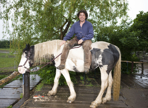 Roland, der chaotische Zuckerb&auml;cker, 43 Jahre, aus Nieder&ouml;sterreich. Roland hat seinen Reitstall von den Gro&szlig;eltern &uuml;bernommen und besitzt zw&ouml;lf Pferde. Er erwartet sich von einer Beziehung Ehrlichkeit, dass er mit seiner Frau &uuml;ber alles reden kann und dass sie gemeinsam lustig sind und viel lachen. Bild: Sender