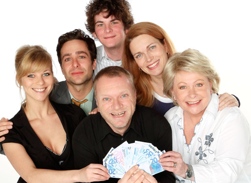 Hilde Dalik (Elfi Beck), Alexander Pschill (Dr. R&uuml;diger R&ouml;ssler), Reinhard Nowak (Rudi Deschek), David Heissig (Romeo Deschek), Theresia Haiger (Claudia Deschek-Beck), Brigitte Neumeister (Kriemhild Deschek). Bild: ORF/G&uuml;nther Pichlkostner