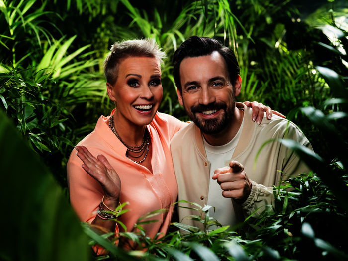 Ich bin ein Star - Holt mich hier raus! Die Moderatoren Sonja Zietlow und Jan K&ouml;ppen. Bild: Sender / RTL / Ruprecht Stempell 