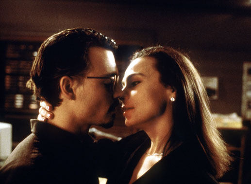 Johnny Depp und Lena Olin kommen sich n&auml;her. Bild: Sender