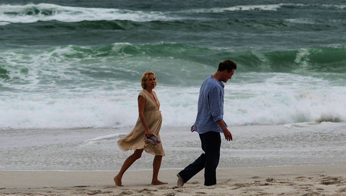 Lilian Norgren (Katja Riemann) h&auml;lt Paul Holthaus (Oliver Masucci) an einem einsam gelegenen K&uuml;stenort fest, weil er sich  weigert mit ihr zu kooperieren und ein wichtiges Gesch&auml;ft f&uuml;r Norgreen Life in Kapstadt zu kippen droht. Bild: Sender / ARD Degeto / Wiedemann & Berg / Anika Molnár, 