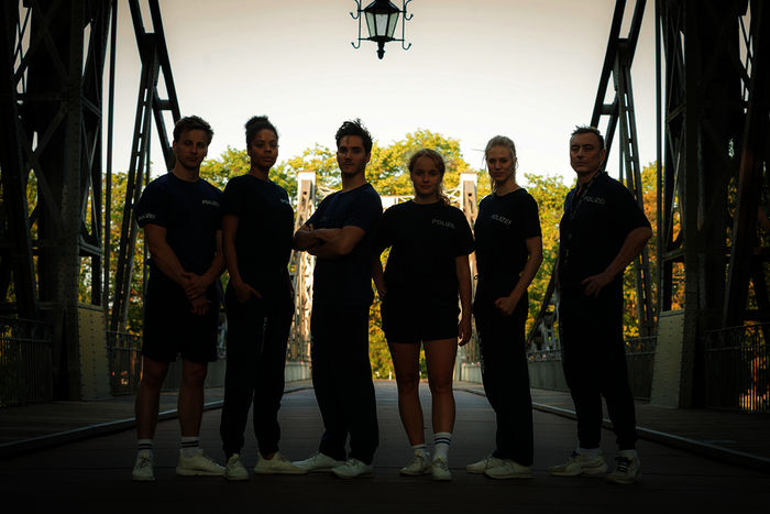 "Blutige Anf&auml;nger - Selfie, Mord und Totschlag": Die Polizeisch&uuml;ler Marc Abel (Timmi Trinks), Ann-Christin "AC" Heffner (Jane Chirwa), Kilian Hirschfeld (Fran&ccedil;ois Goeske), Inka Kubicki (Luise von Finckh), Leonie Ruska (Larissa Marolt) und Ausbilder Michael Kelting (Werner Daehn). Bild: Sender / ZDF / Conny Klein