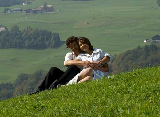 Gef&uuml;hle flammen zwischen Eugenio (Jaron L&ouml;wenberg) und Erna (Beatrice Bilgeri) auf. Bild: Sender