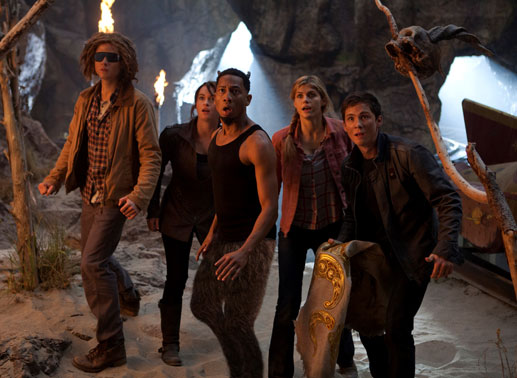 Tyson (Douglas Smith), Clarisse (Leven Rambin), Grover (Brandon T. Jackson), Annabeth (Alexandra Daddario) and Percy (Logan Lerman) sind geschockt &uuml;ber ihre Entdeckung. Bild: Sender / Twentieth Century Fox 