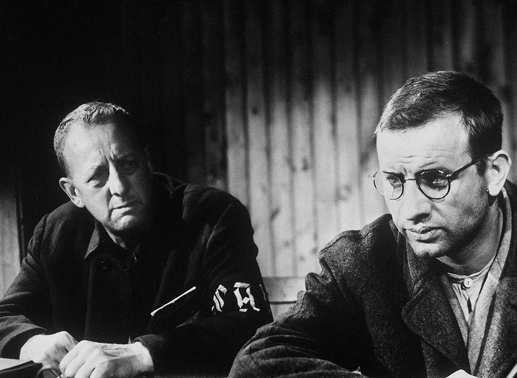 Was sollen die H&auml;ftlinge, unter ihnen der Lager&auml;lteste Walter Kr&auml;mer (Erwin Geschonneck, re.) und Andr&eacute; H&ouml;fel (Armin M&uuml;ller-Stahl), tun, um ihn vor der SS zu verstecken und gleichzeitig den Plan f&uuml;r die Selbstbefreiung des Lagers nicht zu gef&auml;hrden? Bild: Sender