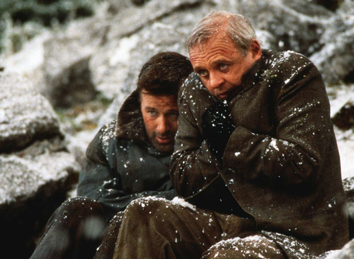 Nach einem Flugzeugabsturz m&uuml;ssen Morse (Anthony Hopkins) und Robert (Alec Baldwin) wohl oder &uuml;bel zusammen halten. Bild: Sender