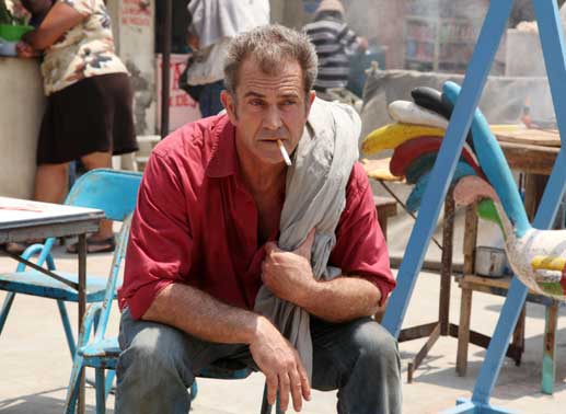 Driver (Mel Gibson) wird nach seiner Flucht &uuml;ber die mexikanische Grenze von den einheimischen Cops in die "Gef&auml;ngnisstadt" El Publito gesperrt, in der die Gefangenen mit ihren Familien leben. Bild: Sender