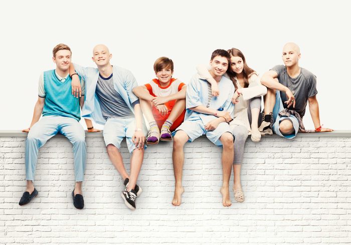 "Club der roten B&auml;nder" mit Alex (Timur Bartels), Jonas (Damian Hardung), Hugo (Nick Julius Schuck), Anton 'Toni' (Ivo Kortlang), Emma (Luise Befort) und Leo (Tim Oliver Schultz). Bild: Sender / Guido Lange 