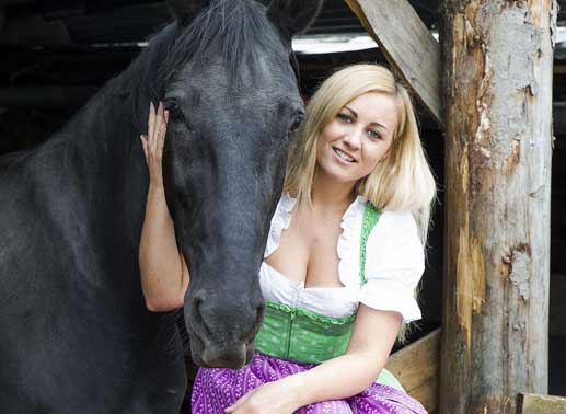 Anita &ndash; die fesche Almwirtin, 25 Jahre aus Salzburg: Die Schafz&uuml;chterin und Gastronomin ist mehrfache Staatsmeisterin im Biathlon und im Winter auf den Loipen und Pisten, im Sommer auf der Motocross-Strecke zu finden. Mit dem Richtigen &ndash; sportlich, handwerklich begabt und humorvoll &ndash; will sie eine eigene Familie gr&uuml;nden, wenn m&ouml;glich mit zwei Kindern. Bild: Sender