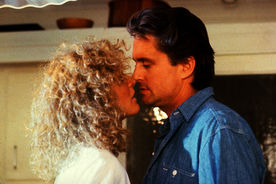 Dan Gallagher (Michael Douglas) geht eine leidenschaftliche Aff&auml;re mit Alex Forrest (Glenn Close) ein. Er ahnt nicht, welch dramatische Folgen dieser Seitensprung haben wird. Bild: Sender / Paramount Pictures