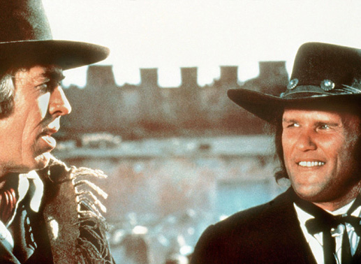 Sheriff Pat Garrett (James Coburn, li.) erh&auml;lt den Auftrag, Billy the kid (Kris Kristofferson) unsch&auml;dlich zu machen. Bild: Sender