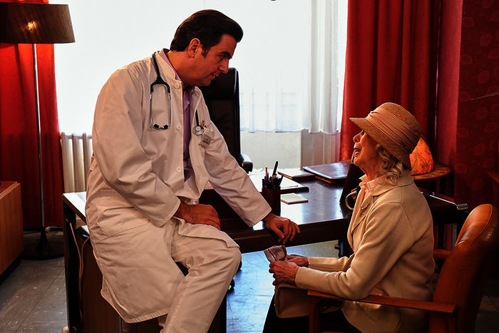 Pastewka, Staffel 9: Unverhofftes Wiedersehen - Falkenhofklinik. Dr. Roman Engel alias Bastian im Gespr&auml;ch mit Frau Hermanns. Bild: Sender / Amazon prime