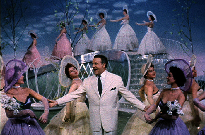 Willy Fritsch als Schlager-Star umringt von h&uuml;bschen Revue-Damen in &bdquo;Wenn der wei&szlig;e Flieder wieder bl&uuml;ht&ldquo;. Bild: Sender