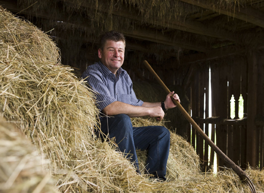 Tom, der gutherzige K&auml;rntner, 43 Jahre, aus K&auml;rnten. Tom ist Vollerwerbsbauer und f&uuml;hrt einen alten Bauernhof. Er hat einen 17j&auml;hrigen Sohn und mit seiner Ex-Frau ein gutes Verh&auml;ltnis. Von seiner Zuk&uuml;nftigen erwartet er sich Treue, gemeinsame Hobbys und, dass sie nicht die B&auml;uerin, sondern die Partnerin an seiner Seite ist. Bild: Sender