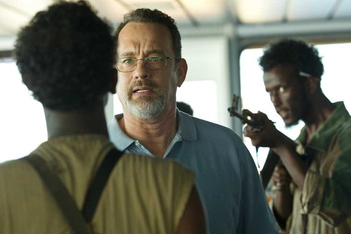 Obwohl die Lage verfahren ist, versucht Captain Richard Phillips (Tom Hanks) alles, um Zeit zu gewinnen und bietet sich den Seerr&auml;ubern Muse (Barkhad Abdi) und Elmi (Mahat M. Ali,) selbst als Geisel an, um so die eigene Crew vor einer Gefangennahme zu bewahren. Bild: Sender