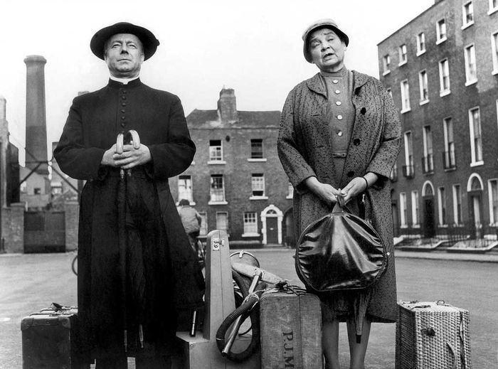 Pater Brown (Heinz R&uuml;hmann)  ist mit seiner Haush&auml;lterin Mrs. Smith (Lina Carstens) in seiner neuen Gemeinde angekommen. Bild: Sender