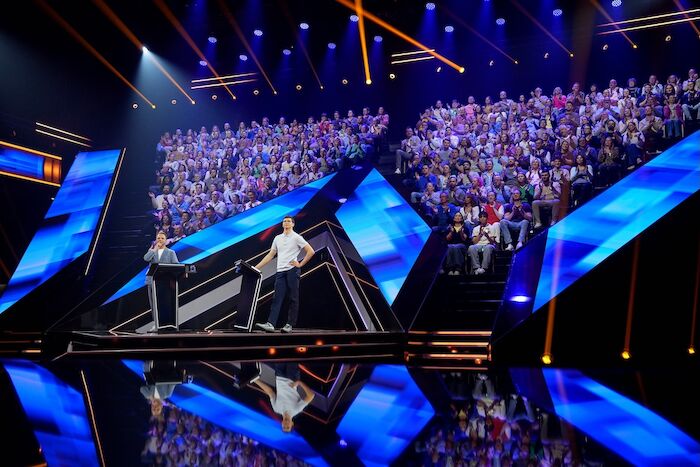 Die Weisheit der Vielen - Die Show des skurrilen Wissens. Ralf Schmitz und Simon. Bild: Sender / RTL / Stefan Gregorowius