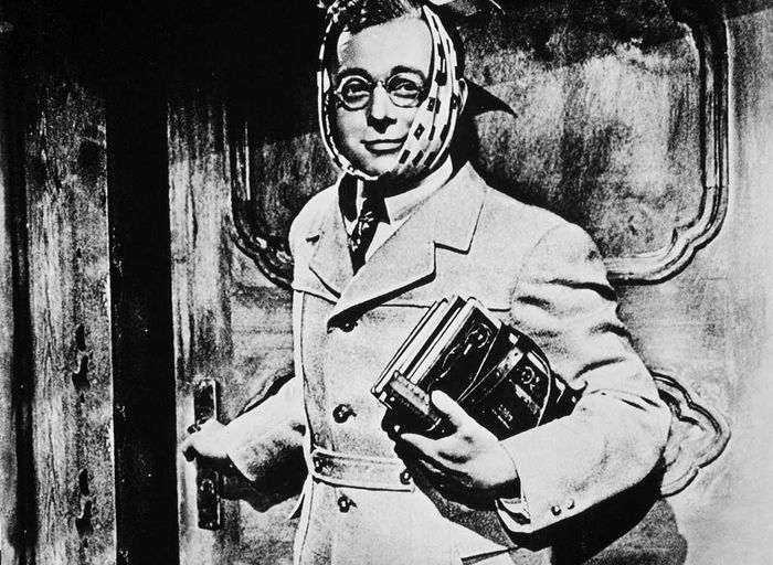 Aus dem erfolgreichen Schriftsteller Dr. Johannes Pfeiffer (Heinz R&uuml;hmann) ist ein gewitzter Primaner geworden. Seine verr&uuml;ckten Einf&auml;lle halten die Lehrer eines Kleinsadt-Gymnasiums in Atem.Bild: Sender