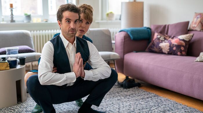 Rosen und Reis: S&ouml;ren (Oliver Wnuk) und Maike (Anneke Kim Sarnau) geben alles, um Inka aus der Patsche zu helfen. Bild: Sender / NDR / Boris Laewen