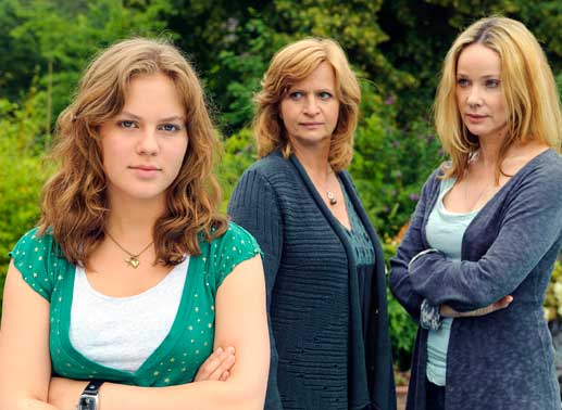 Kathrin Liebner (Johanna Gastdorf, Mitte) hofft, dass die Lehrerin Ines (Ann-Kathrin Kramer) ihrer Tochter Clara (Alicia von Rittberg) in schulischen Dingen helfen kann. Bild: Sender / Willi Weber