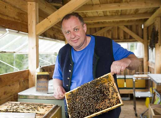 Eberhard &ndash; der liebevolle Imker, 43 Jahre aus der Steiermark: Der Imker hat eine  6-j&auml;hrige Tochter, die auch an drei bis f&uuml;nf Tagen pro Woche bei ihm ist. Er interessiert sich f&uuml;r spirituelle Litaratur und praktiziert Reiki &ndash; und sucht eine Frau mit Herz, die hinter ihm steht und nat&uuml;rlich ist. Bild: Sender