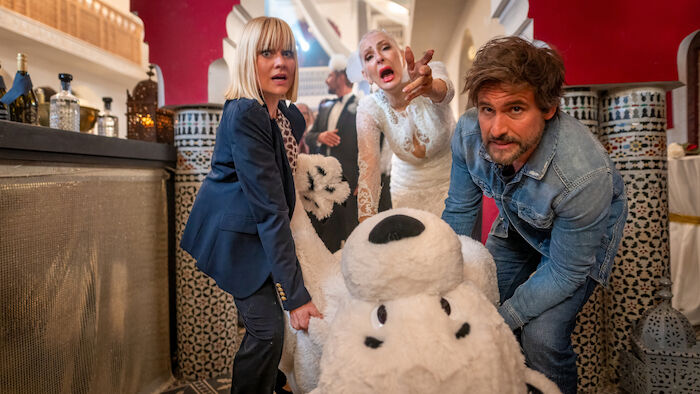 Keine Scheidung ohne Leiche: Julianes (D&eacute;sir&eacute;e Nick) Hochzeitsfeier l&auml;uft vollkommen aus dem Ruder, als Nina (Henrike Fehrs) und Tom (Tom Beck) versuchen, die Leiche im Eisb&auml;rkost&uuml;m aus der Location zu schaffen. Bild: Sender / ZDF / Boris Laewen