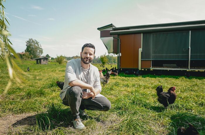 Essen als Religion &ndash; Vom Zwang, sich gesund zu ern&auml;hren: Vom gefeierten Vegan-Influencer zum H&uuml;hnerz&uuml;chter: Niko Rittenau. Bild: Sender / ORF / WDR / Sebastian Wallner