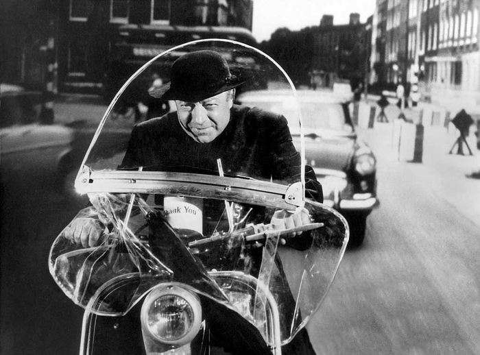 Pater Brown (Heinz R&uuml;hmann) hat es wieder einmal geschafft, einige Ganoven hinters Licht zu f&uuml;hren. Jetzt muss er allerdings zusehen, wie er ihnen entkommt, denn die Kerle sind ihm hart auf den Fersen. Bild: Sender