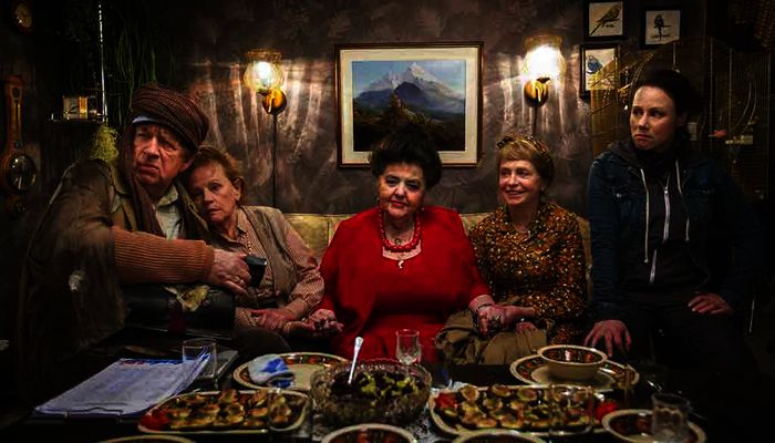 An nur einem Nachmittag hat es Hubert Lotzmann (J&ouml;rg Gudzuhn) geschafft, seine Tochter Bille (Eva L&ouml;bau, re.) an die Polizei zu verraten, den 70. Geburtstag seiner Frau Annemarie (Gisela Schneeberger) zu vergessen, zu dem sie auch ihre Schwestern Ingeborg (Sigrid Schnegelsiepen-Seng&uuml;l, Mitte) und Margot (Gudrun Ritter) eingeladen hat. Bild: Sender /  ARD Degeto / Dennis Pauls