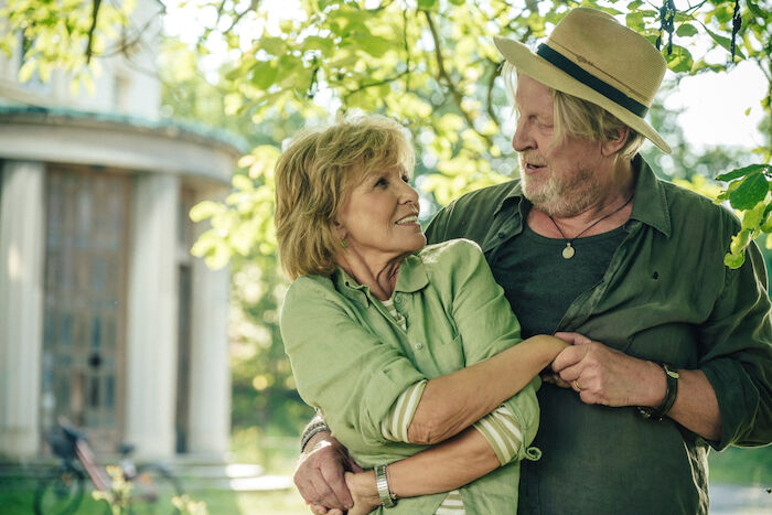 Petra geht baden: Ob Petra (Ulrike Kriener) und Erik (Rolf Lassgård) ihre verlorene Liebe auf der Reise wiederfinden? Bild: Sender / ZDF / Stanislav Honzig