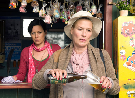 Maxi (Suzanne von Borsody, rechts) zählt zu Caros (Jule Ronstedt) Stammgästen. Bild: Sender